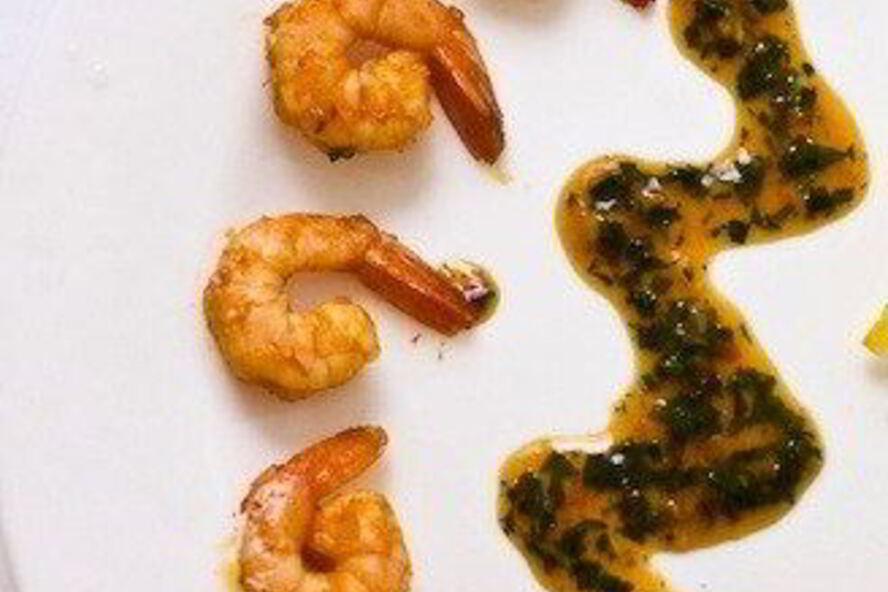 Рецепт креветочного коктейля с соусом из манго и базилика