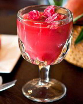 Пунш с лепестками роз