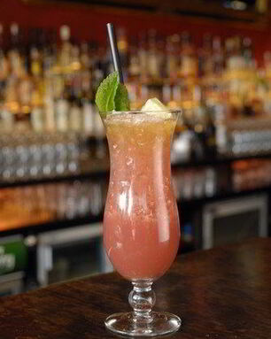 Розовый пунш с малиной и персиками