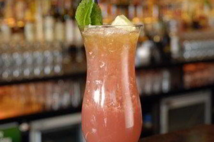 Рецепт розового пунша с малиной и персиками