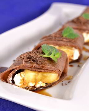 Шоколадные блинчики с творогом, бананом и кофейным сиропом