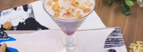 банановый смузи с клубничным вареньем и печеньем. Шаг 2