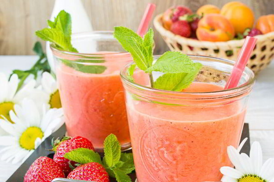 Рецепт клубнично-абрикосового смузи на ряженке
