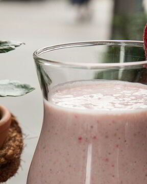 Клубничный смузи с овсянкой