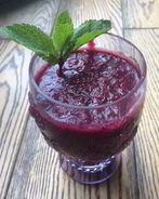 Смузи из ананаса и черной смородины