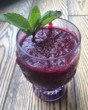 Смузи из ананаса и черной смородины