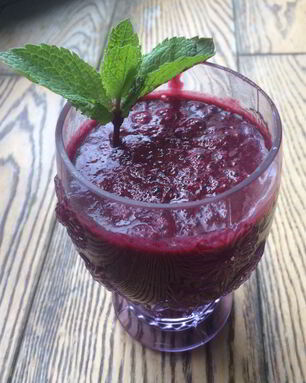 Смузи из ананаса и черной смородины