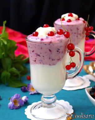 Смузи с творогом и черной смородиной