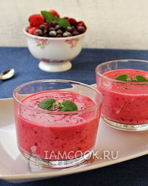 Смузи с ягодами, имбирем и овсянкой