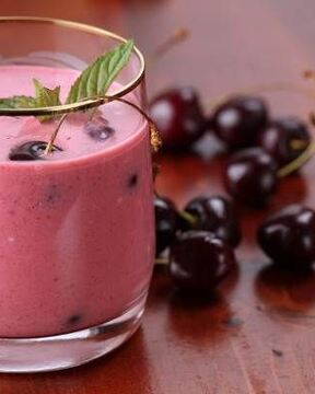 Вишневый коктейль с творогом