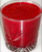 Витаминный напиток из свеклы, манго и помидор