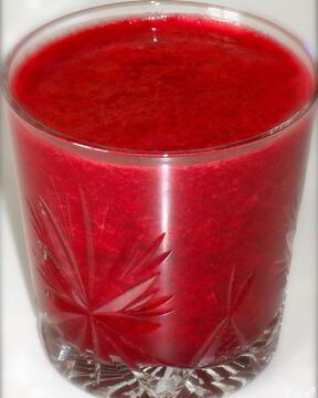 Витаминный напиток из свеклы, манго и помидор