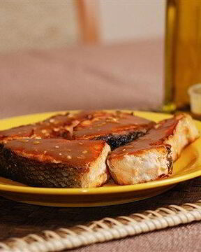 Запеченые в черном перце кусочки лосося, маринованные в кленовом сиропе