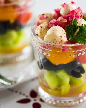 Греческий салат с моцареллой