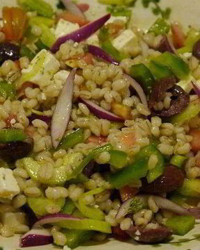 Греческий салат с перловкой