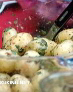 Горячий картофельный салат с травами