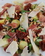 Итальянский салат с картофелем, пармской ветчиной, руколой и кедровыми орешками