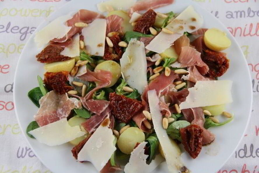 Рецепт итальянского салата с картофелем, пармской ветчиной, руколой и кедровыми орешками