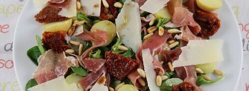 итальянский салат с картофелем, пармской ветчиной, руколой и кедровыми орешками. Шаг 4