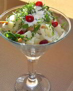 Картофельный салат с грибами и клюквой