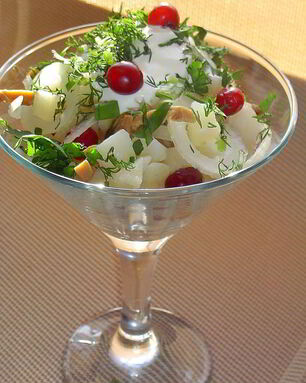 Картофельный салат с грибами и клюквой