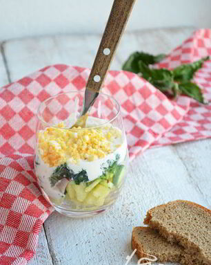 Картофельный салат с крапивой