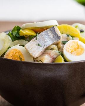 Картофельный салат с малосольными огурцами и сельдью