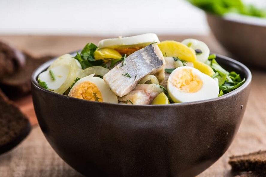 Рецепт картофельного салата с малосольными огурцами и сельдью