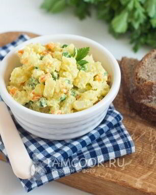 Картофельный салат с морковью и горошком