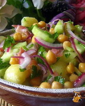 Картофельный салат с нутом и беконом