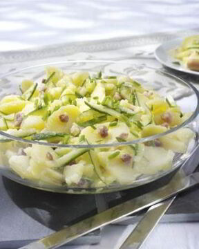 Картофельный салат с огурцом и салом