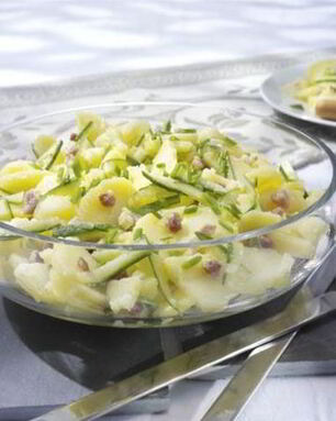 Картофельный салат с огурцом и салом