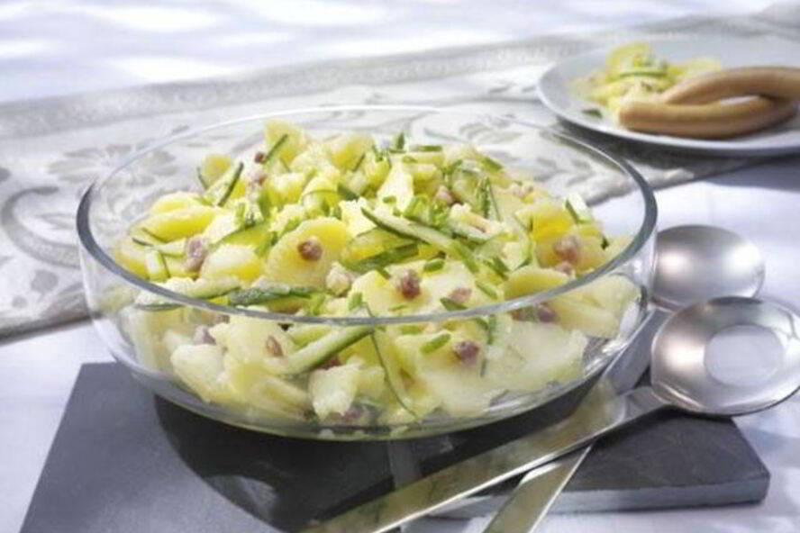 Рецепт картофельного салата с огурцом и салом