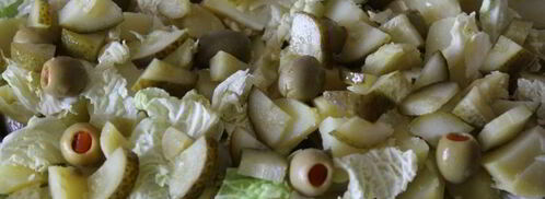 картофельный салат с яйцом и фаршированными оливками. Шаг 2