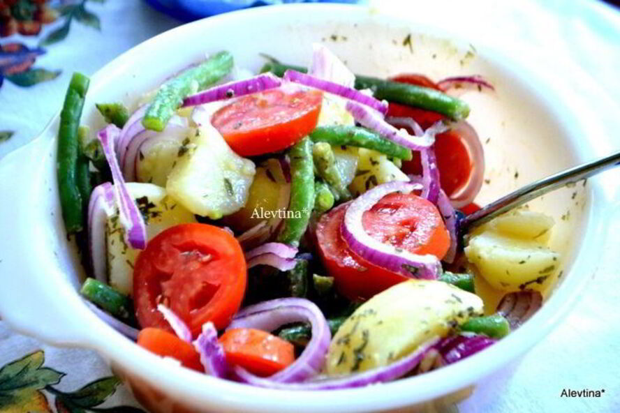 Рецепт картофельного салата с зеленой фасолью и томатами