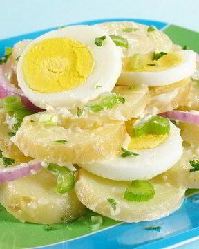 Картофельный салат с зеленью и сливочным соусом