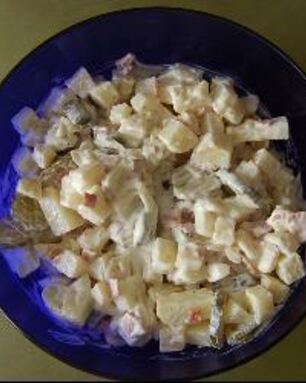 Картофельный салат с жареной колбасой