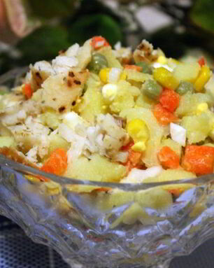 Картофельный салат с жареной тилапией