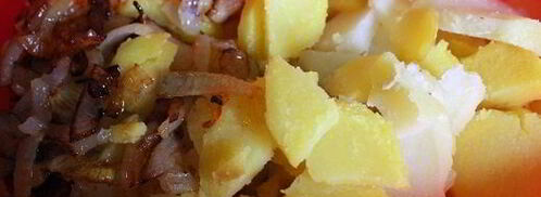 картофельный салат с жареным луком и свежими овощами. Шаг 2