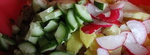 картофельный салат с жареным луком и свежими овощами. Шаг 3