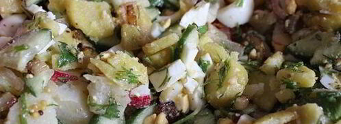 картофельный салат с жареным луком и свежими овощами. Шаг 6