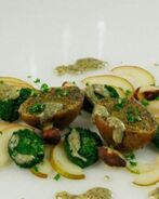 Салат из картофеля, груш и орехов пекан