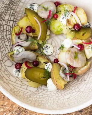 Салат с картофелем, груздями и сметаной