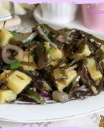 Теплый картофельный салат с морской капустой