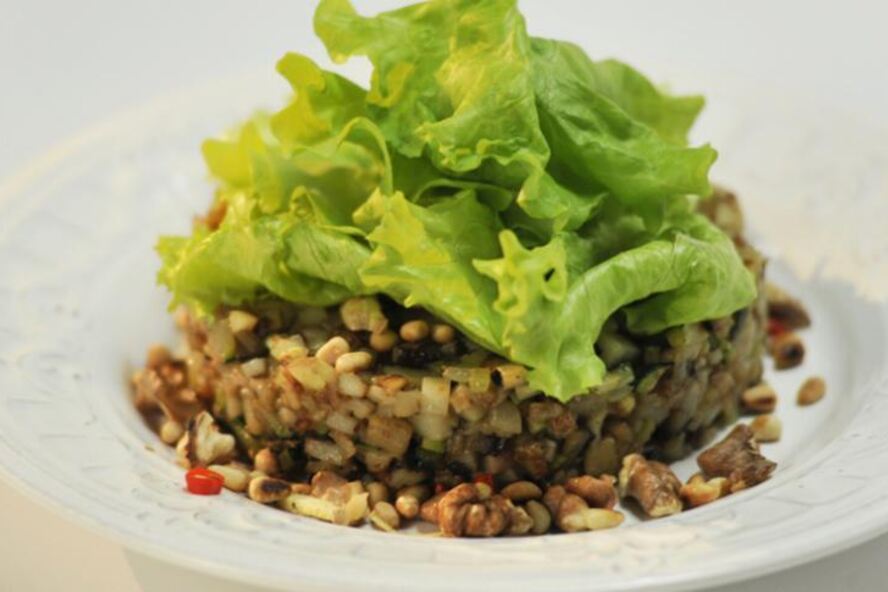 Рецепт теплого картофельного салата с орехами