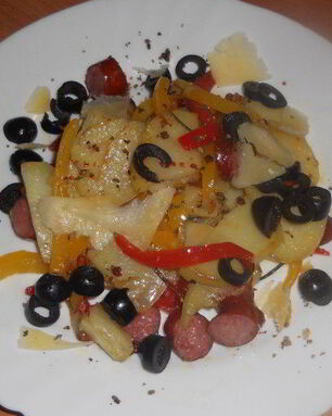 Теплый картофельный салат с перцем и охотничьими колбасками
