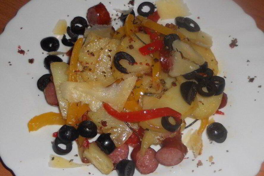 Рецепт теплого картофельного салата с перцем и охотничьими колбасками