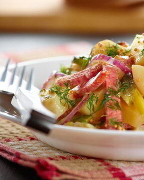 Украинский картофельный салат Буковина с копченой колбасой и консервированным перцем