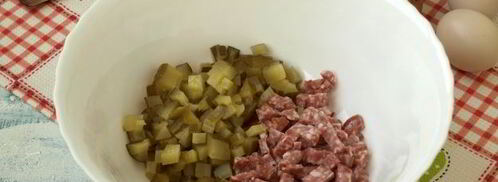 оливье с колбасой и корейской морковью. Шаг 3