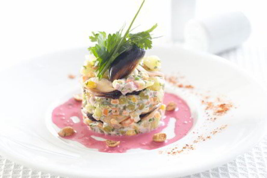 Рецепт оливье с мидиями под свекольным соусом